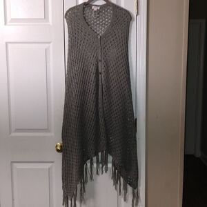 LuLaRoe Mimi Poncho Shawl Wrap Sweater One Size Gray Open Knit Buttons Fringe